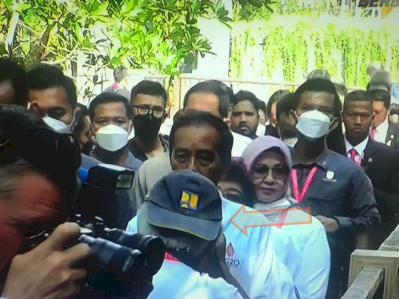 Menteri Basuki (lihat penanda) ambil bagian sebagai juru foto saat mengikuti para pemimpin G20 kunjungan ke kawasan mangrove Taman Hutan Raya (Tahura) Ngurah Rai, Denpasar, Bali, Rabu (16/11/2022).