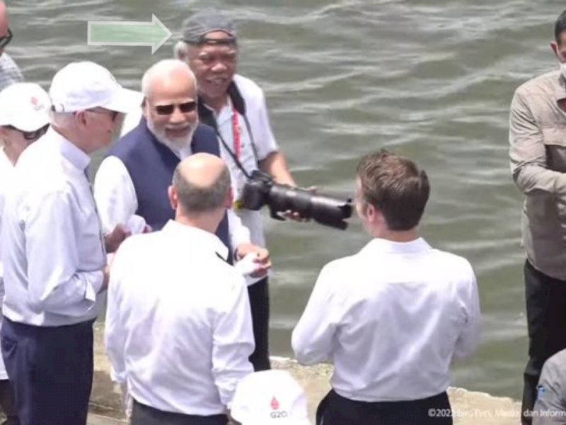 Menteri Basuki (lihat penanda) ambil bagian sebagai juru foto saat mengikuti para pemimpin G20 kunjungan ke kawasan mangrove Taman Hutan Raya (Tahura) Ngurah Rai, Denpasar, Bali, Rabu (16/11/2022).