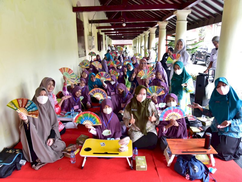 Tim Penggerak PKK Sulsel melalui Pokja II menggelar program Membatik Goes to School, di Benteng Fort Rotterdam, Rabu (16/11/2022). (Foto: istimewa)
