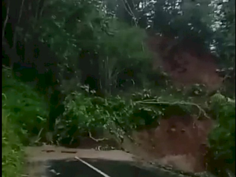 Bencana longsor dikabarkan terjadi di jalan poros Malino, perbatasan antara Parangloe dan Kecamatan Tinggimoncong, Kabupaten Gowa, Sulsel, Rabu (16/11/2022) jelang petang. 