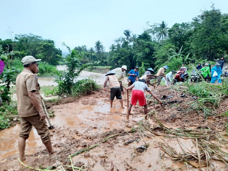 Warga daerah Lauwa, Desa Batumalonro, Kecamatan Biring Bulu, Gowa, Rabu (16/11/22) sekitar pukul 15.30 WITA, gotong royong mengevakuasi longsoran yang menimbun jalan poros Batumalonro-Lauwa. 