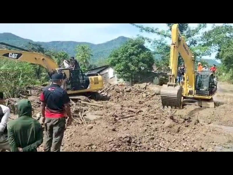 Pembersihan material longsor di poros Malino. (Foto: istimewa)