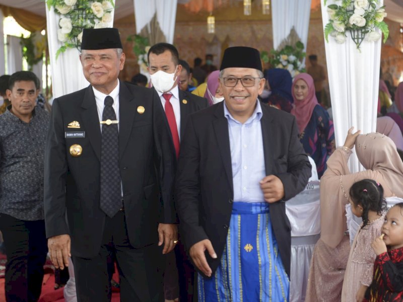 Bupati Luwu Basmin Mattayang bersama Ilham Arief Sirajuddin di Luwu, Kamis (17/11/2022).