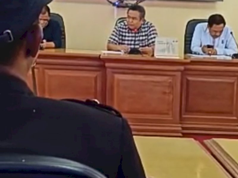 Massa yang menolak tahapan pemilihan kepala desa (Pilkades) serentak Takalar menyampaikan tuntutan mereka di Gedung DPRD Sulsel, Rabu (16/11/2022). Sejumlah legislator hadir mendengarkan aduan massa.
