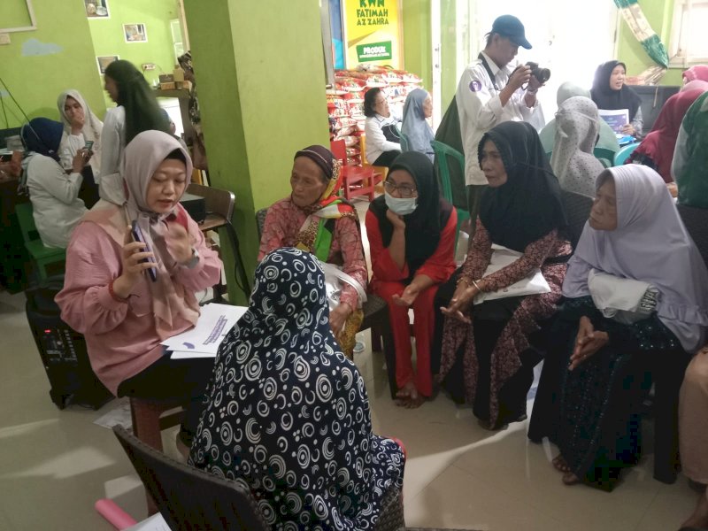 ISKI Sulsel bekerjasama BKKBN Sulsel menggelar pendidikan Akademi Digital Bagi Warga Lansia di Sekretariat Kelompok Wanita Nelayan (KWN) Fatimah Az-Zahra, Makassar, Rabu (16/11/2022)