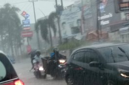 Hujan Lebat, Jl Perintis Kemerdekaan Makassar Terendam, Kendaraan Mogok