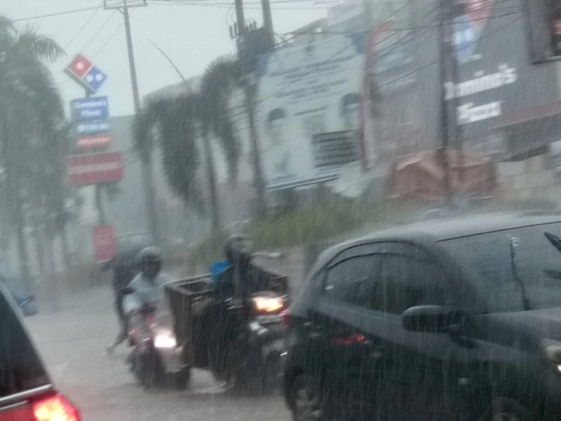 Kondisi Jl Perintis Kemerdekaan, Kota Makassar, Jumat (18/11/2022) siang, terendam air menyusul lebatnya curah hujan.