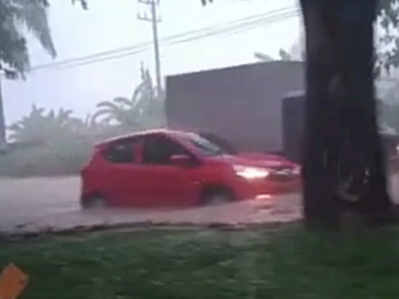 Ruas jalan masuk Bandara Internasional Sultan Hasanuddin Makassar terendam banjir, Jumat (18/11/22).