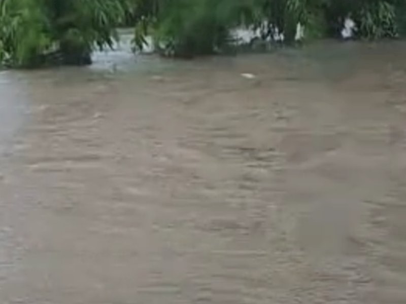 Ruas jalan masuk Bandara Internasional Sultan Hasanuddin Makassar terendam banjir, Jumat (18/11/22).