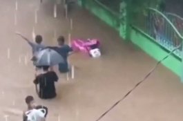 Banjir di Perumnas Sudiang, 1 Motor Hampir Tak Terlihat hingga Warga Minta Pertolongan