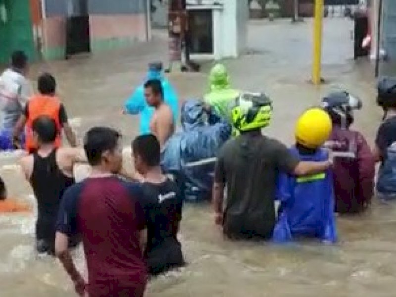 Pencarian anak yang hanyut terseret banjir di Sudiang, dekat Asrama Haji Makassar, Kota Makassar, Jumat (18/11/22). (Dok.IG @makassarinfoku)