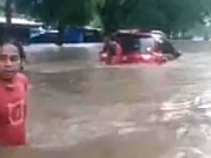 Banjir di Jl Kima 3, Daya, Biringkanaya, Kota Makassar, Jumat (18/11/22). Banjir sudah sampai perut orang dewasa. Pantauan sekitar pukul 14.30 Wita.