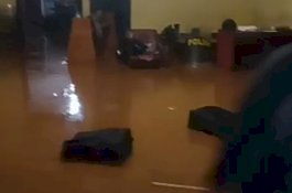 Banjir Tembus Markas Polda Sulsel
