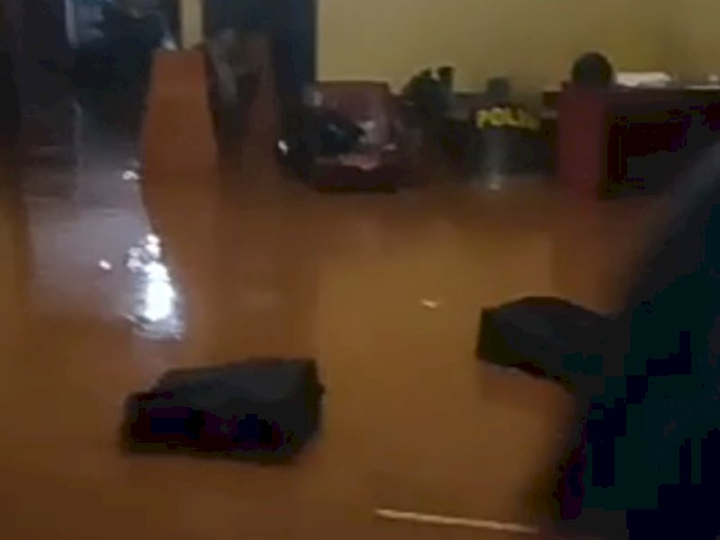 Banjir di Markas Polda Sulsel di Jl Perintis Kemerdekaan, Kota Makassar, Jumat (18/11/22).