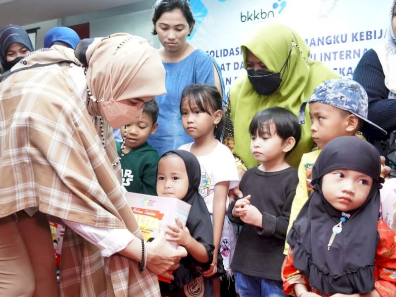 Legislator DPR RI Aliyah Mustika Ilham membagikan makanan tambahan bagi ibu hamil dan balita. (Foto: Istimewa)