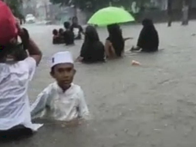 Banjir menyusul hujan lebat di perumahan Kecamatan Manggala, Kota Makassar, Jumat (18/11/22) siang.