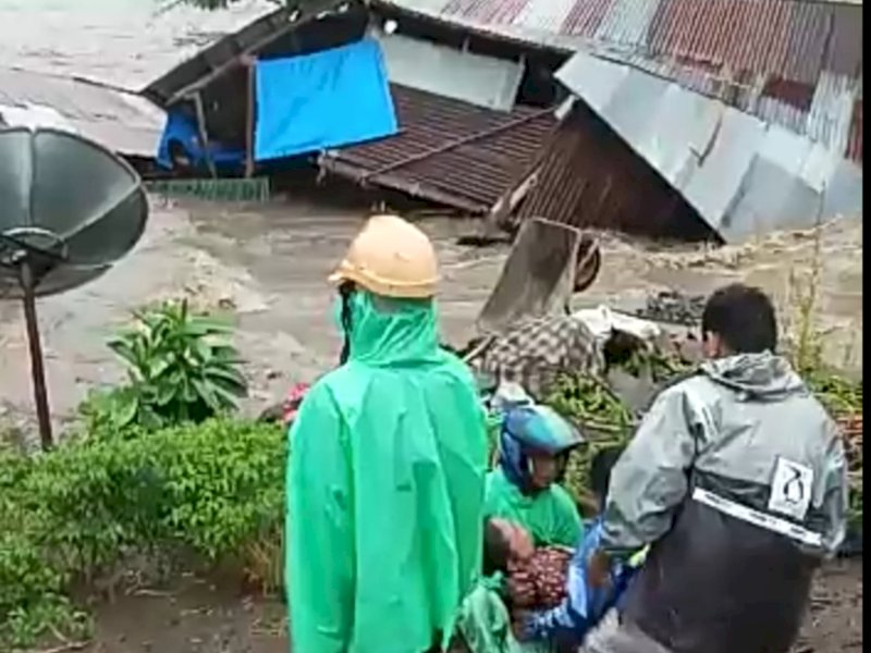 Warga histeris dan dua unit rumah panggung hanyut di daerah Tengah Galung, Kecamatan Bacukiki, Parepare, Jumat (18/11/2022).
