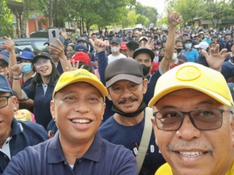 Pastor Martinus Pasomba memberi sambutan hangat atas kehadiran RMB dan IAS di Gerak Jalan Sehat. (Foto: istimewa)