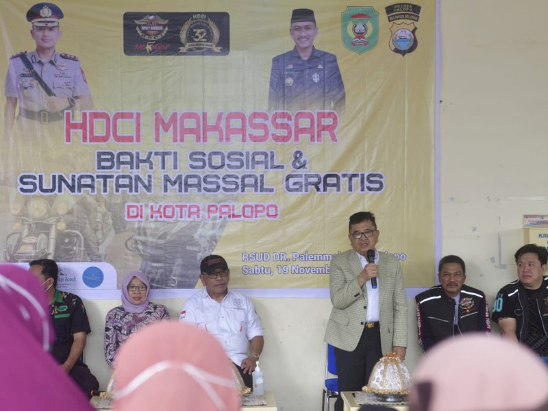 Wali Kota Palopo Judas Amir bersama Ilham Arief Sirajuddin saat kegiatan Bakti Sosial dan Sunatan Massal Gratis HDCI Makassar di Kota Palopo, Sabtu, (19/11/2022). 