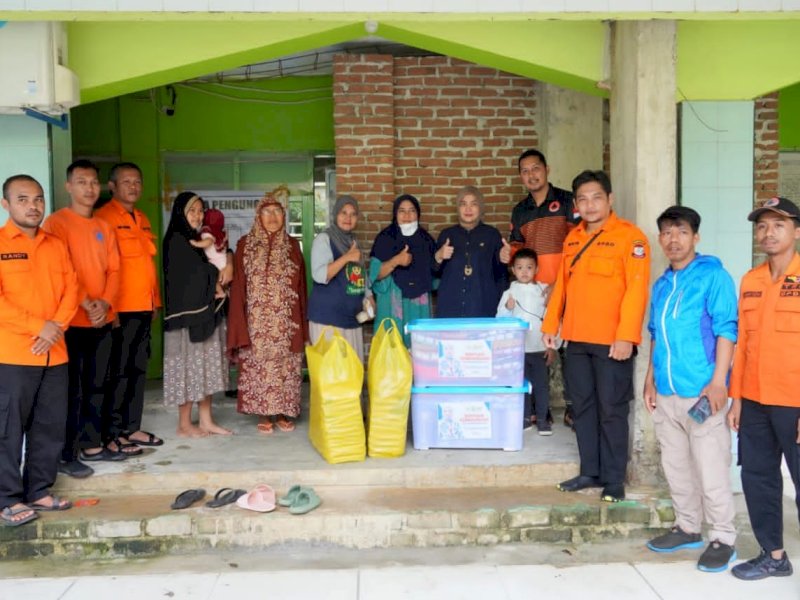 Aliyah Mustika Ilham memberikan bantuan korban banjir di Makassar. (Foto: istimewa)