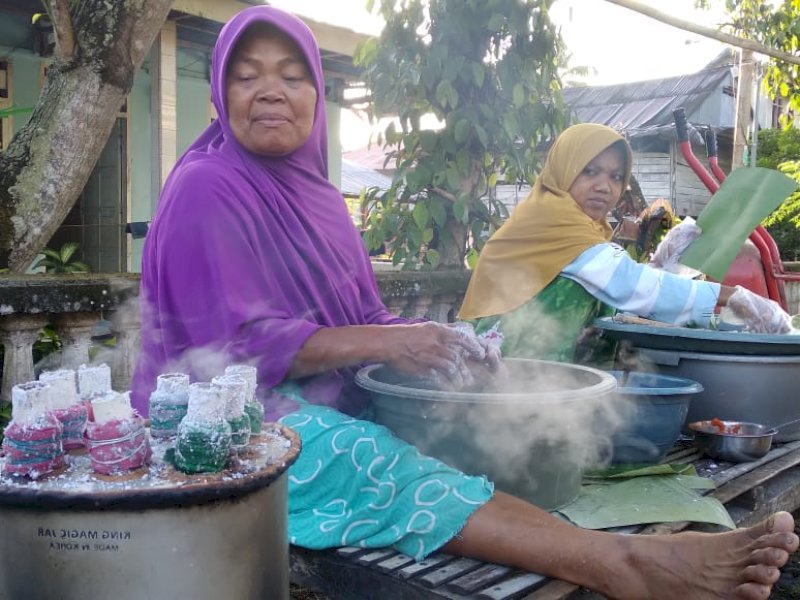 Salah satu penjual Putu Bugis di Desa Batulappa, Kabupaten Pinrang Sulawesi Selatan. (Foto: Nurdin Amir)