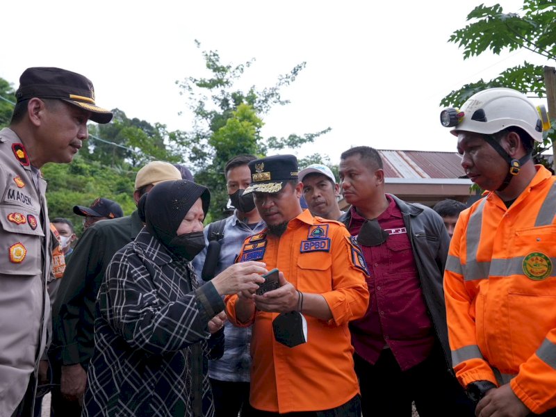 Menteri Sosial RI, Tri Rismaharini meninjau titik lokasi longsor di Desa Lonjoboko, Kecamatan Parangloe, Kabupaten Gowa, Sabtu (19/11/2022).