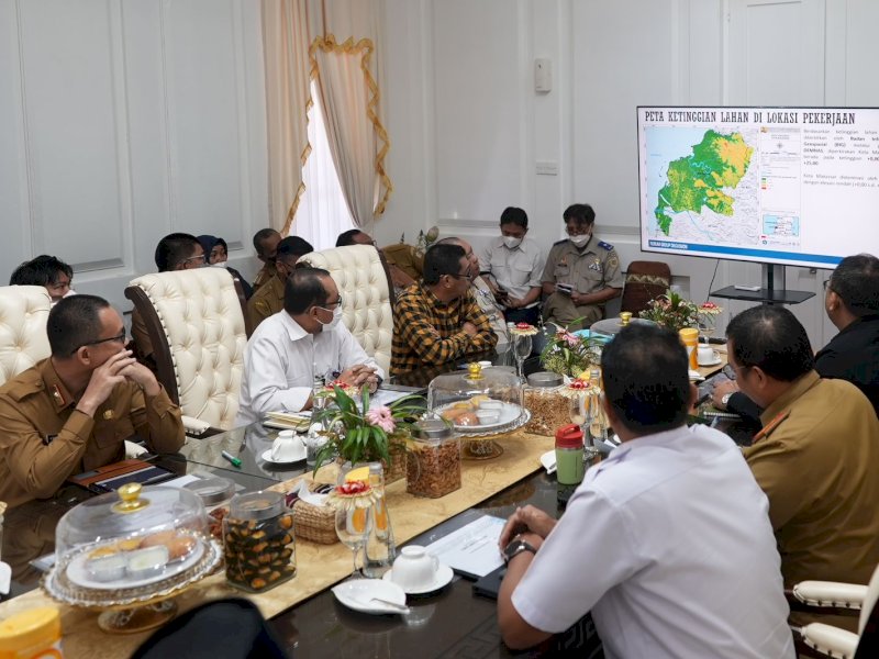 Rapat evaluasi dan memberikan arahan terkait mitigasi atau penanggulangan bencana banjir di Rujab Gubernur Sulsel, Senin (21/11/2022).