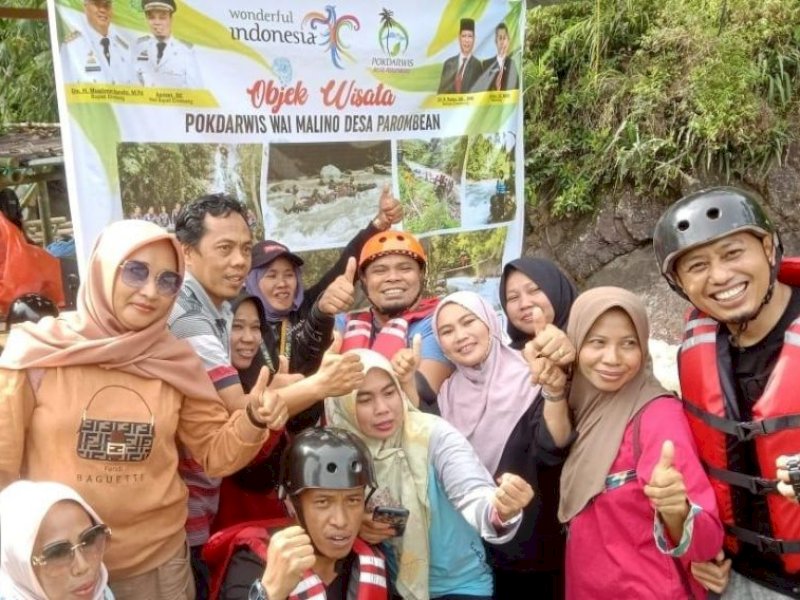 Wabup Enrekang Asman meluncurkan inovasi G-Emasta dan ikut Arung Jeram di Desa Parombean, Senin (21/11/2022.(Foto: Humas Pemkab Enrekang)
