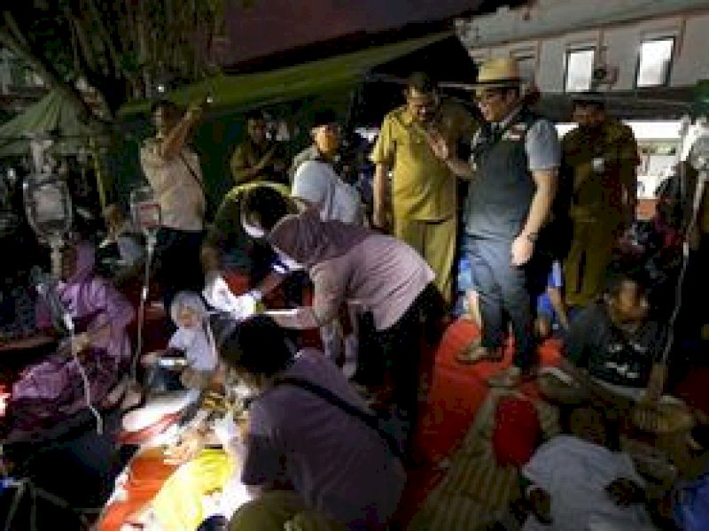Gubernur Jabar Ridwan Kamil di tengah korban gempa bumi, Cianjur, Senin (21/11/22) malam.