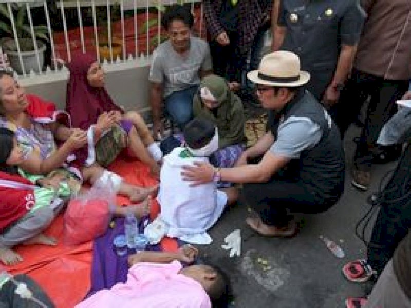 Gubernur Jawa Barat Ridwan Kamil meninjau korban gempa di RSUD Sayang Cianjur, Senin (21/11/2022). (Foto: Humas Pemprov Jawa Barat)