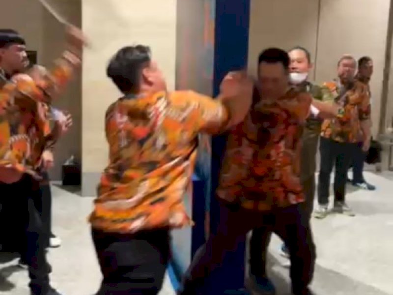 Beredar video kericuhan Munas HIPMI XVII di Solo. 

