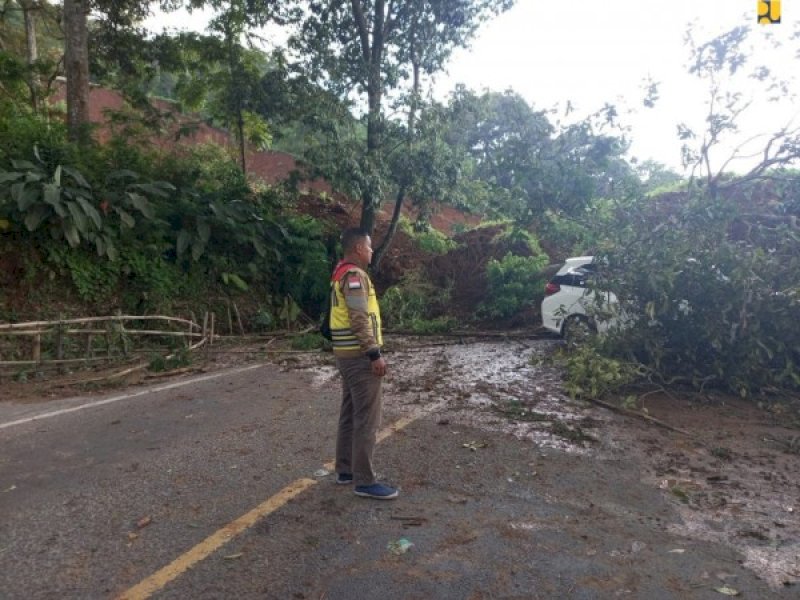 Ruas jalan Nasional antara kota Cianjur ke Puncak tertutup longsoran. (Foto: Dok. PUPR)
