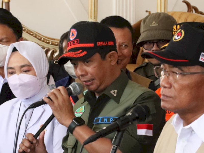  Kepala BNPB Letjen TNI Suharyanto (tengah) saat memberikan keterangan terkait percepatan penanganan pascagempa Cianjur M5,6 di Pendopo Bupati Cianjur, Selasa (22/11) pagi. (Komunikasi Kebencanaan BNPB/M Arfari Dwiatmodjo)