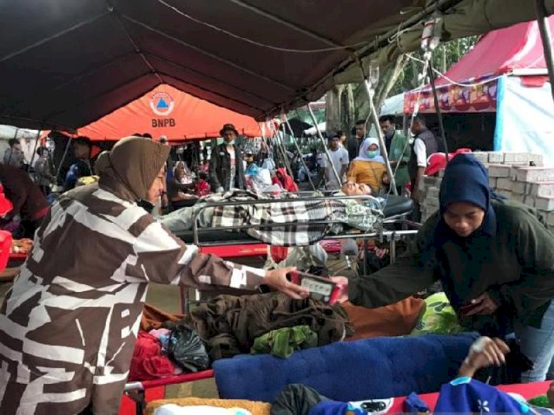 Menteri Sosial Tri Rismaharini terjun ke lokasi bencana untuk memastikan penyaluran logistik. 