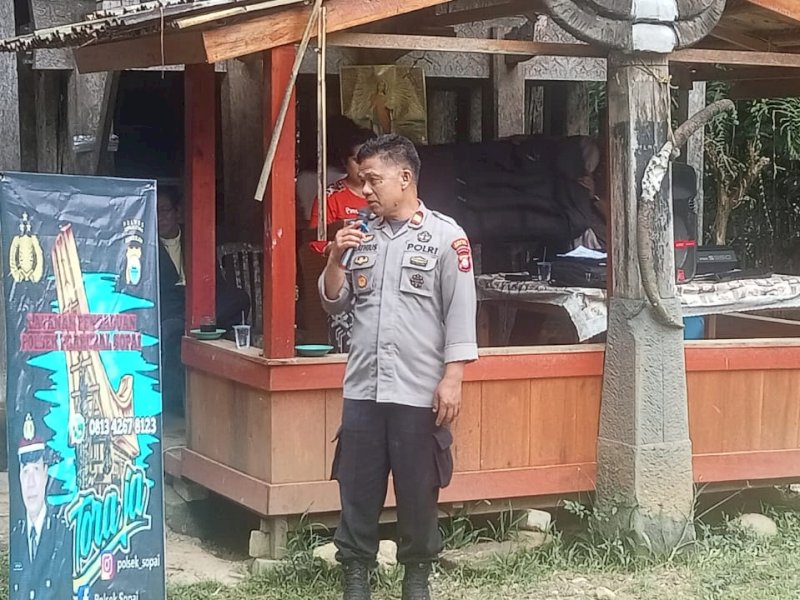 Kapolsek Sopai IPTU Mathius Pabane menghadiri kegiatan Ibadah Syukur Keluarga di Tongkonan Nonongan Lemb. Nonongan Selatan Kec. Sopai Kab. Toraja Utara.