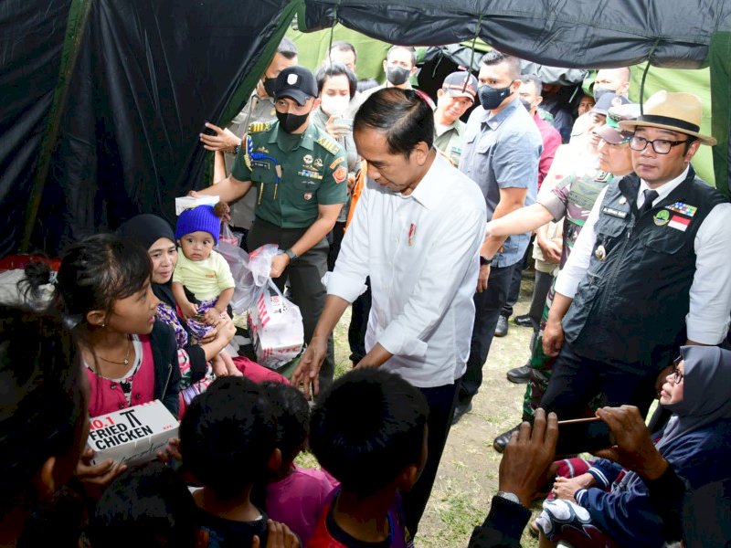 Presiden RI Joko Widodo (Jokowi) mengunjungi pengungsi korban gempa bumi di Taman Prawatasari, Cianjur, Selasa (22/11/22). 
