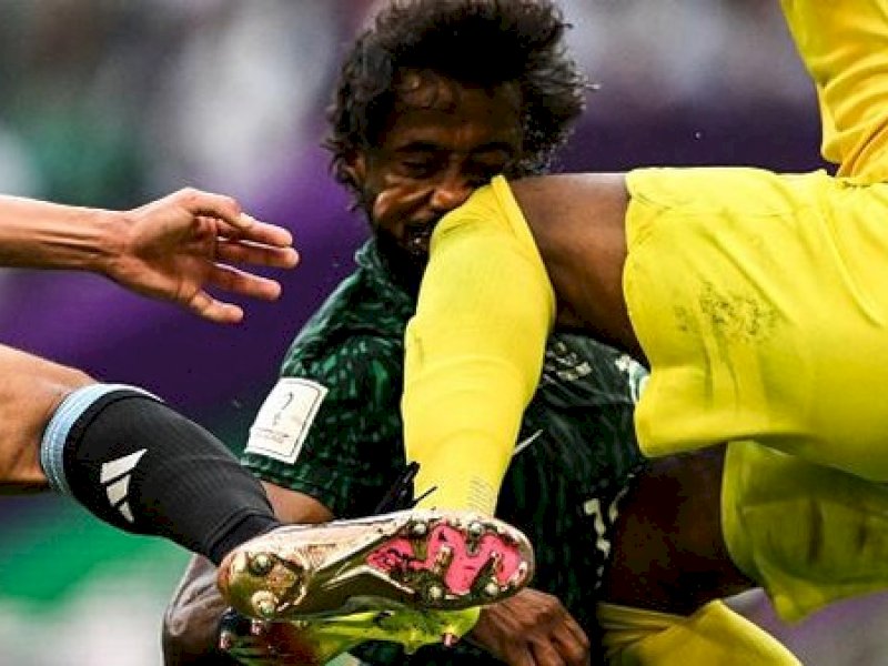 Yasser Al Shahrani saat laga Arab Saudi vs Argentina (Foto: AFP via Getty Images/KIRILL KUDRYAVTSEV)