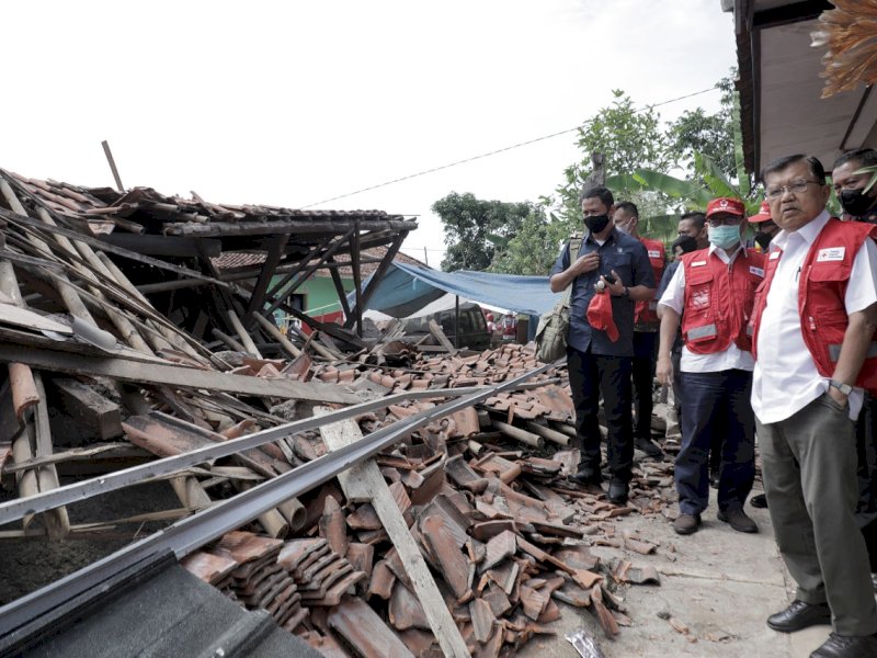 JK meninjau pengungsian di RT 02/011 Kampung Nagrak, Desa Nagrak, Kecamatan Cianjur, Kabupaten Cianjur, Rabu (23/11/2022) (Foto: Relawan PMI)