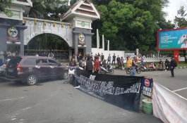 Kisruh Usulan Pemberhentian Sekprov Sulsel, Massa Pro Abdul Hayat Tutup Jalan&nbsp;