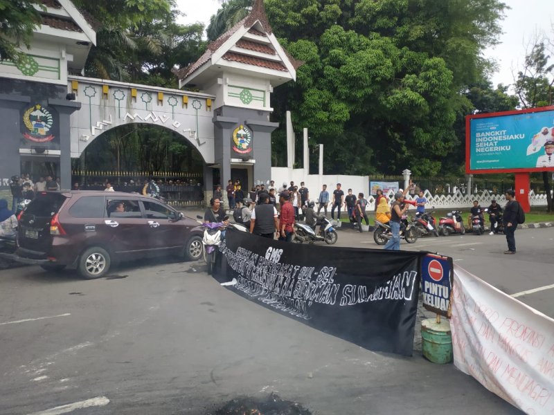 Aksi massa Pro Abdul Hayat Gani menggelar aksi di depan Kantor Gubernur Sulsel, Rabu (23/11/2022) (Foto: Atri Suryatri Abbas)