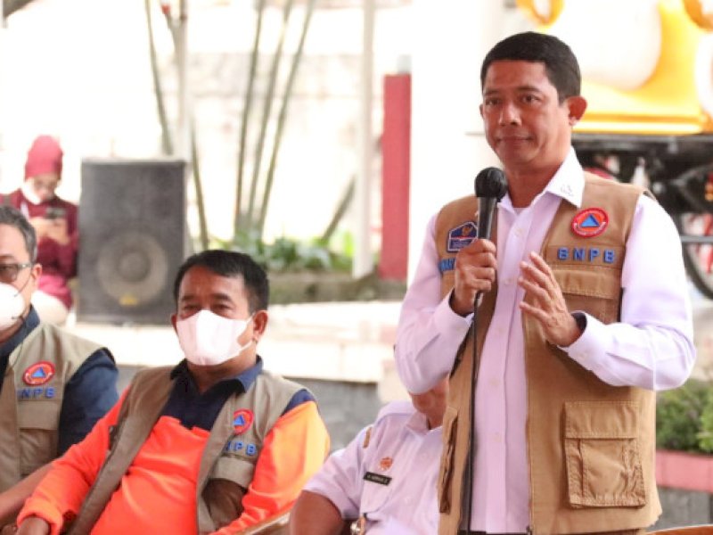 Kepala BNPB Letjen TNI Suharyanto memimpin rapat koordinasi penanganan bencana gempa bumi di Kantor Bupati Cianjur, Jawa Barat, Rabu (23/11/2022). (Foto: Komunikasi Kebencanaan BNPB /M. Arfari Dwiatmodjo)