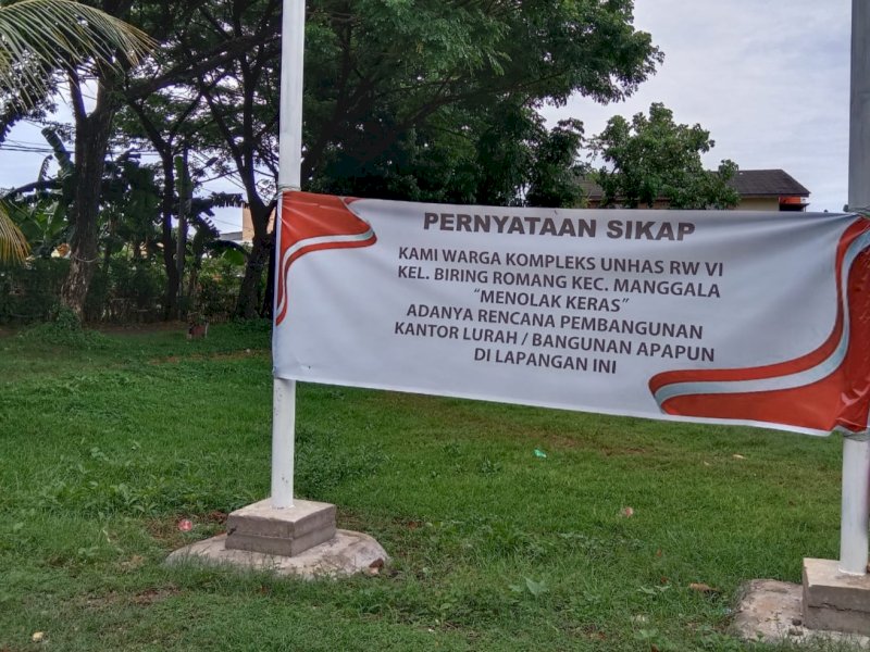 Warga Kompleks Unhas Antang RW VI menolak keras rencana pembangunan Kantor Lurah di area lapangan. (Foto: Syamsir)