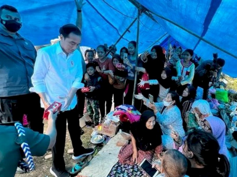 Presiden RI Joko Widodo (Jokowi) saat mengunjungi korban gempa bumi di Kampung Warung Bawang, Kecamatan Cugenang, Kabupaten Cianjur, Jawa Barat, Selasa (22/11/22). Presiden mampir ke daerah ini dalam perjalanan kembali ke Bogor setelah meninjau pengungsi di Taman Prawatasari, Cianjur. (dok. IG @Jokowi)