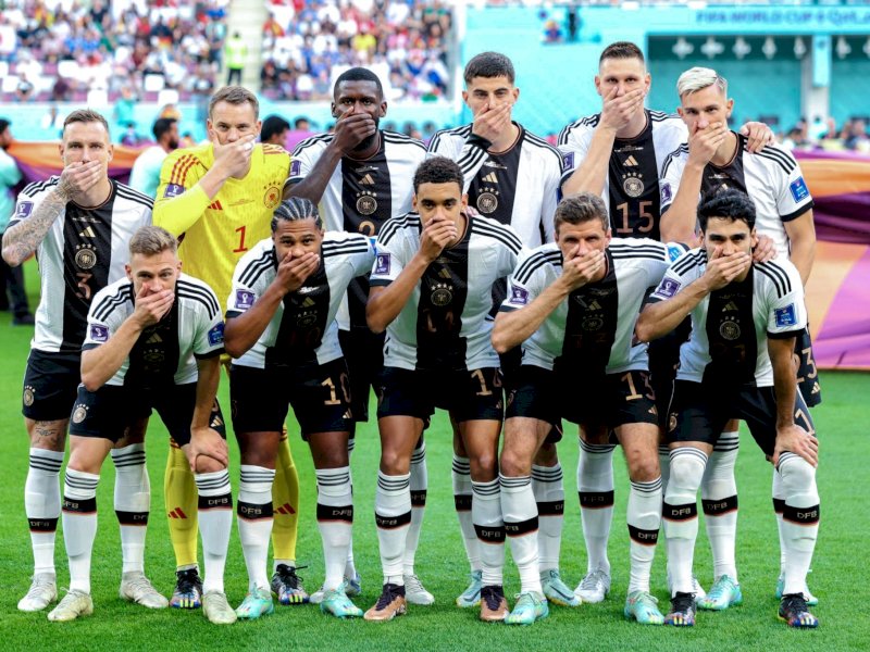Timnas Jerman sesi foto sambil menutup mulut. (Foto : Twitter/Titipan Mafia)