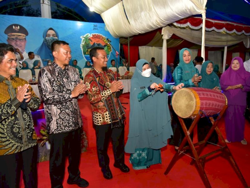 Ketua Tim Penggerak PKK Sulsel, Naoemi Octarina membuka Jambore PKK Sulsel di Lapangan Pemuda, Benteng, Selayar, (23/11/2022) kemarin. (Foto: Istimewa)

