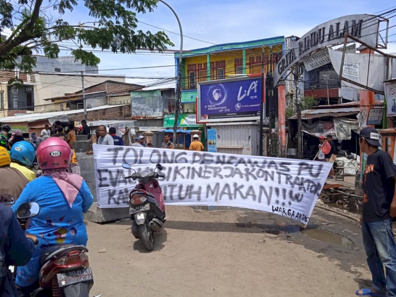 Demo warga jalan Antang Raya Makassar terkait perbaikan jalan beberapa waktu lalu. @Jejakfakta/dok. Atri