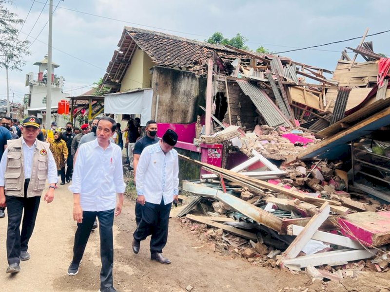 Presiden Jokowi meninjau langsung titik pusat gempa di Kecamatan Cugenang, Kabupaten Cianjur, Jawa Barat, Kamis (24/11/2022). (Foto: BPMI Setpres/Laily Rachev).
