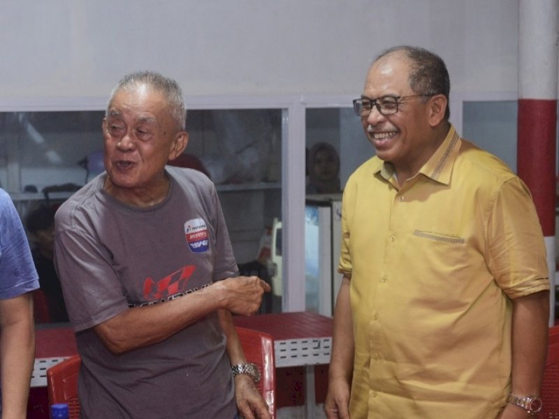 IAS menemui ayah kandung Bupati Selayar, M Basli Ali di Cafe Merah Putih Benteng, Kep. Selayar.&nbsp;(Foto: Istimewa)