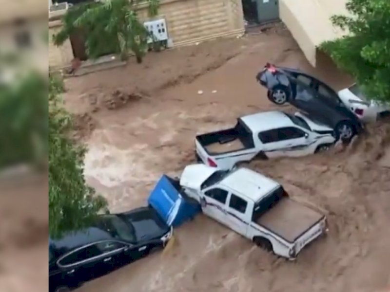 Banjir bandang melanda kota Jeddah, Arab Saudi, Kamis (24/11/2022).(dok.ist)