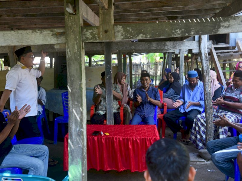 Ilham Arief Sirajuddin (IAS) dialog dengan warga Bahuluang Selayar, Jumat (25/11/2022) (Foto: Istimewa)